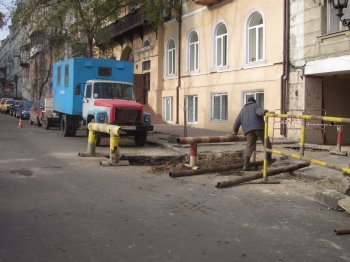 Возле одесской мэрии прорвали трубы (фото)