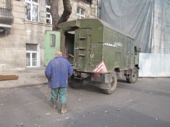 Возле одесской мэрии прорвали трубы (фото)