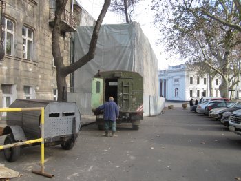 Возле одесской мэрии прорвали трубы (фото)