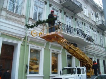 В Одессе ведется монтаж новогодней иллюминации
