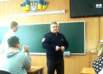 Матросы-спасатели учат одесских школьников правилам поведения на льду