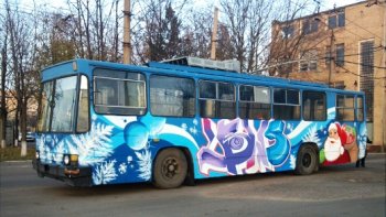 Яркие новогодние троллейбусы выходят на маршруты Одессы (фото)