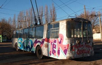 Яркие новогодние троллейбусы выходят на маршруты Одессы (фото)