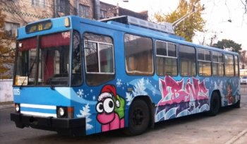 Яркие новогодние троллейбусы выходят на маршруты Одессы (фото)