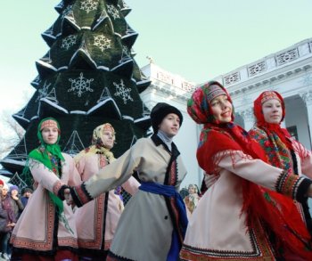 100 тысяч огней зажглись на главной новогодней елке Одессы (фото)