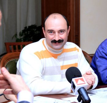 Геннадий Труханов решает проблему наружного освещения на Слободке и Кривой Балке