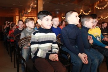Олег Брындак поздравил маленьких одесситов – гостей сказочного новогоднего представления (фото)