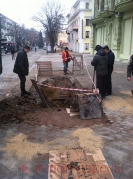 На Дерибасовской выкопали яму под свежей плиткой