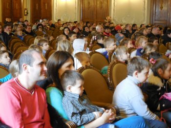 Для детей Приморского и Суворовского районов организовали новогодний концерт