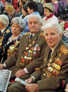Евгений Гофман поздравил ветеранов Суворовского района с новогодними праздниками