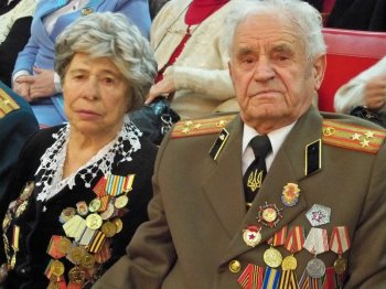 Евгений Гофман поздравил ветеранов Суворовского района с новогодними праздниками