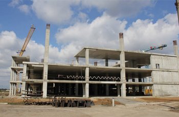 На стройку в аэропорту завезли более мощные краны