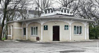 Парк Шевченко: Специальный летний павильон остановки трамвая № 1 и электрическая подстанция (фото)