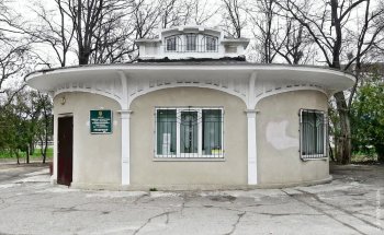 Парк Шевченко: Специальный летний павильон остановки трамвая № 1 и электрическая подстанция (фото)