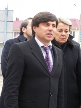 Вице-премьер Константин Грищенко проинспектировал строительство детской поликлиники на Бочарова