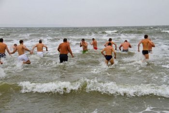 На Крещение депутаты вышли из Черного моря с новыми силами
