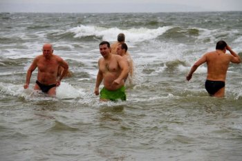 На Крещение депутаты вышли из Черного моря с новыми силами