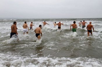 На Крещение депутаты вышли из Черного моря с новыми силами