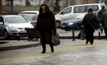 С утра все трамваи и троллейбусы вышли на линии, но одесситов это не спасает…