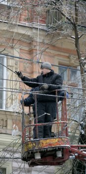 Стихийное бедствие в Одессе: из-за обледенения в городе массово попадали деревья