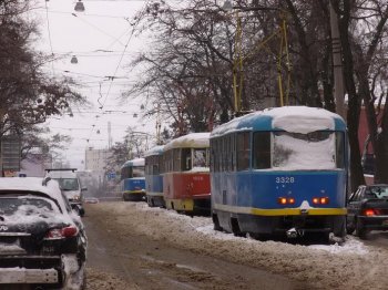 Коммунальщики круглосуточно восстанавливают движение электротранспорта