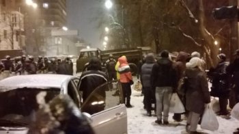 Об этом молчат СМИ - киевляне кормят Беркут