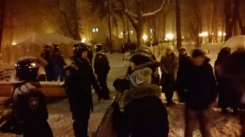 Об этом молчат СМИ - киевляне кормят Беркут