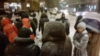 Об этом молчат СМИ - киевляне кормят Беркут