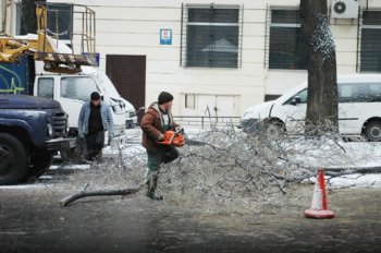 Коммунальные службы продолжают устранение последствий непогоды в Одессе