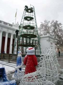 Одесса попрощалась с главной елкой города (фото)