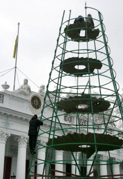 Одесса попрощалась с главной елкой города (фото)