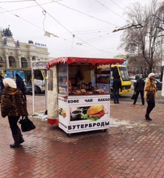 В Одессе продолжается демонтаж незаконных торговых киосков
