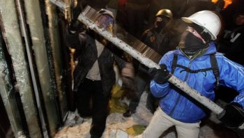 «Мирная» акция протеста: В милицию уже летят боевые гранаты