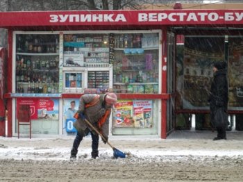 В Киевском районе Одессы ведутся работы по уборке снега
