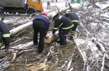 В Одессе продолжается устранение последствий сложных погодных условий