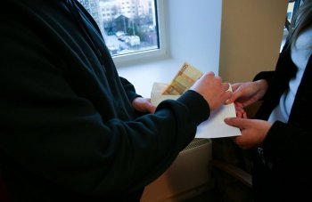 В Одессе медик попалась на взятке за садик