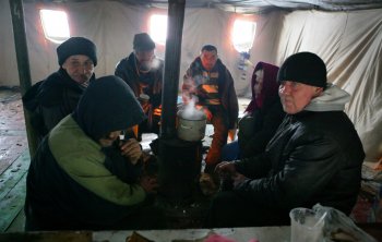 В пункт обогрева на Старосенной наплыв народа (фото)