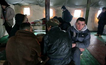 В пункт обогрева на Старосенной наплыв народа (фото)