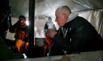 В пункт обогрева на Старосенной наплыв народа (фото)