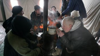 В пункт обогрева на Старосенной наплыв народа (фото)