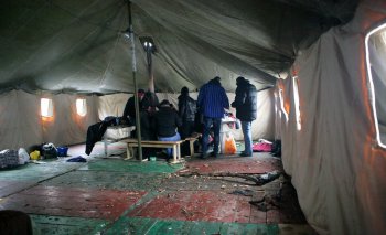 В пункт обогрева на Старосенной наплыв народа (фото)