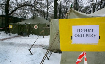 В пункт обогрева на Старосенной наплыв народа (фото)