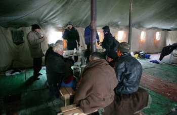 В пункт обогрева на Старосенной наплыв народа (фото)