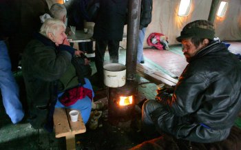 В пункт обогрева на Старосенной наплыв народа (фото)