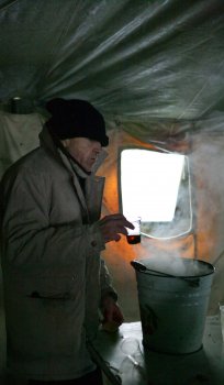 В пункт обогрева на Старосенной наплыв народа (фото)