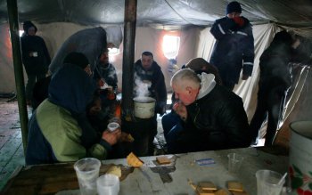 В пункт обогрева на Старосенной наплыв народа (фото)