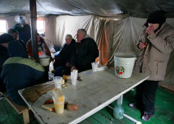 В пункт обогрева на Старосенной наплыв народа (фото)