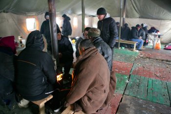 В пункт обогрева на Старосенной наплыв народа (фото)