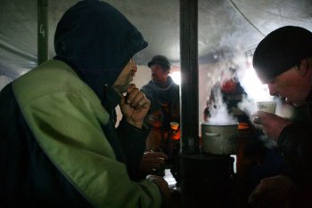 В пункт обогрева на Старосенной наплыв народа (фото)