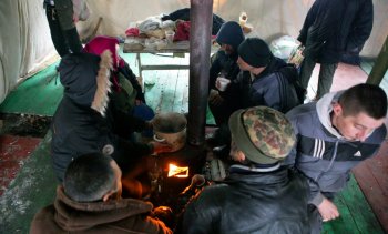 В пункт обогрева на Старосенной наплыв народа (фото)